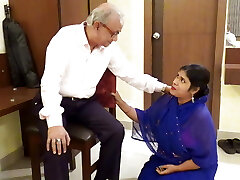 dojrzały mężczyzna pieprzył pokojówkę w swoim samotnym domu