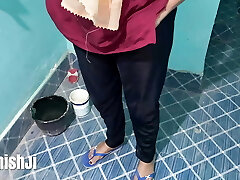 indische frau ließ beim pissen ihre tür offen