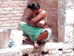 Indian uber-cute and stellar bhabhi apni chhat me, apni chut me sabun Lagakar naha rhi h! Uber-cute bhabhi bothing on her roof.