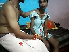 دوست دخترم از يه سفر اومده و حالا که اون اينجاست من شروع به ساک زدن کير بزرگش ميکنم من اونو با بزاق ميذارم