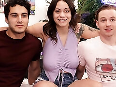 ellos & #039;re literalmente tan emocionado de follar. no puedo dejar de reír más caliente mmf 3some nunca