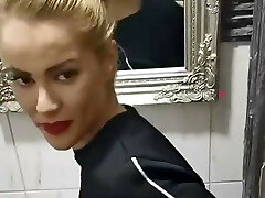 Gold-Digger MILF Fellatio and Anal in Toilette for some Wine