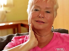 abuela cachonda mete un consolador enorme en el interior de su coño