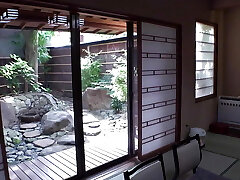 di più! una volta che il marito è via seduce il suo figliastro che proprio non può rifiutare la sua offerta