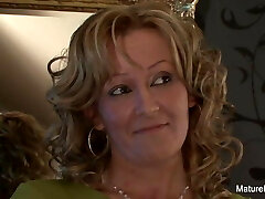 Sexy bionda granny prende un cazzo nero nel culo
