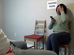 francese donna si arrabbia dopo masturbarsi in pubblico sala d'attesa