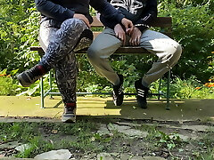 atletico milf in leggings aiutato pipì al di fuori