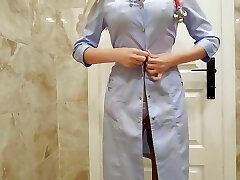 nurse in the polyclinic toilet masturbates and makes a flick on the phone for her subscribers