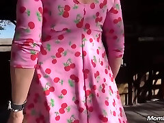 mamá va al cobertizo de madera