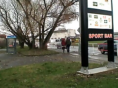 padrastro recoge a su hijastra de la escuela y luego la folla