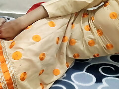 Desi indian koi nhi tha ghr pe desi sexy damsel enjoy kr rahi hai padosi aaahiq ne jam kar chudai ki real hindi talk gonzo