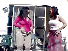 nonna creme figlia-in-law's gambe, lei accidentalmente tocca la figa, la figlia-in-law eccitato tira il suo pantie