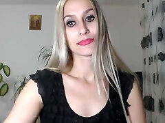 gorgeous blonde mature webcam model playing with her pussy