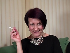 incantevole ragazza matura con figa rasata sfregamento in un robusto solo sparare