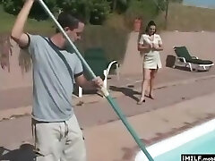 MILF consigue sexo en la piscina