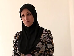 Hot Buxom Muslim Mom