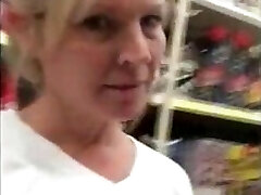 MILF rubia Público Flash En la Tienda