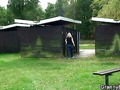 Vecchia nonna ottiene inchiodato nello spogliatoio