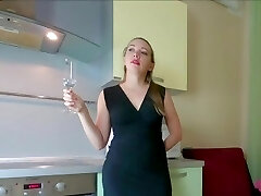 mamme migliore amico sedotto lui e ha preso la sua verginità prima volta pompino & sesso con dirty talk