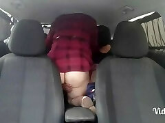 la matrigna prova a mettere il figlio sul sedile posteriore della macchina. 