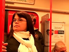 giovane ragazzo si aggancia grandi tette mamma in metro