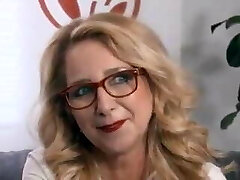 una chica mayor con gafas se pone pegajosa