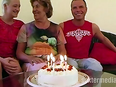 Paar hat Fuckfest mit reifer Omafotze