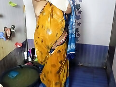Desi anuty ki sexy bathroom time