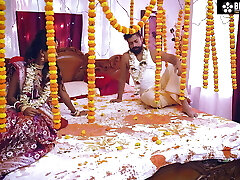 DESI DULHAN KI PAHALI SUHAGRAAT PATI KO SULAKAR APNE Boyfriend KE SATH KIA CHODON CHUDAI ( HINDI AUDIO )