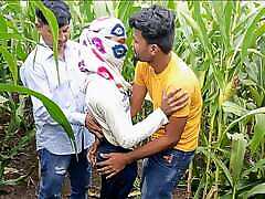 Indian Pooja Shemale Boyfrends Took A New Friends To Pooja Corn Field Today And Three Frends Had A Lot Of Fun In Sex