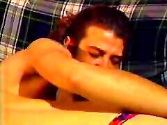 性感的荡妇有一个漂亮的毛茸茸的小猫喜欢在她湿漉漉的狭缝里感觉到大老二