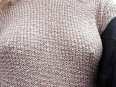 Boobwalk: راه رفتن بدون سوتین در یک ژاکت صورتی از طریق ژاکت بافتنی