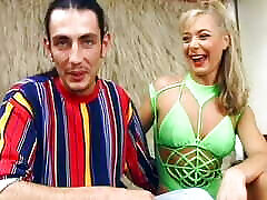 blonde allemande chaude en maillot de bain crémée après une action de baise de chatte