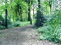 blonde chaude tresome public ramassée dans les bois baisée sur la table