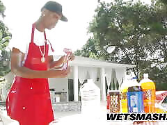 gros seins percés, gros cul de lycéennes se transforment en orgie sexuelle de groupe, nimporte qui baise nimporte qui