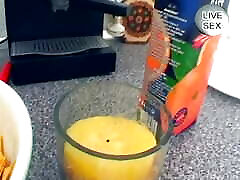 blonde allemande aux cheveux courts baisée et bourrée de sperme