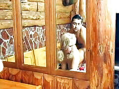 blonde allemande sexy baisée dans la taverne