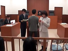 azjatycki adwokat mając na rękach pracę w sąd