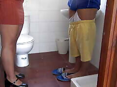 继母告诉继子尿在她面前，洗他的脏鸡巴