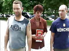 un professeur dallemand rousse boit du sperme avec du vin après un gangbang dp