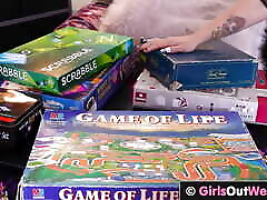 丰满的粉红色头发的女同性恋女孩得到她的肛门和猫舔