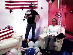 समूह मज़ा के साथ ब्रुक हेवन और ऑस्टिन किनकैड कर रहे हैं माँ