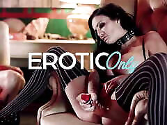 beau-père caresse les seins de sa fille