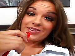 एशले एन काले बालों के साथ एक बेहिचक औरत लेने के लिए प्यार करता है