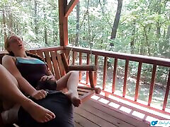 आउटडोर पोर्च झूल झटका नौकरी और बिल्ली चाट के साथ अदरक, पत्नी के साथ लंबे लट बाल