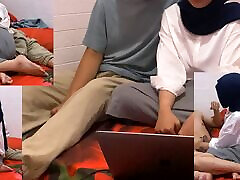 hijab fille collège branlette bite tout en faisant des devoirs à luniversité avec son amie