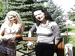 सेक्सी प्राकृतिक स्तन सुनहरे बालों वाली लड़की गुदा प्रवेश कर त्रिगुट बगीचे में