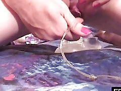 अकेला गृहिणी रेट्रो जाएँ के साथ खुद को संतुष्ट