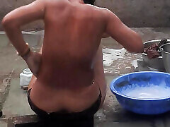 خواهر بزرگ من & amp;039;s خواهر در قانون استحمام برهنه در جوراب شلواری قرمز در حمام باز در خانه من