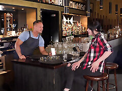 काले बालों वाली फूहड़ बंद मरोड़ते उसके पसंदीदा वेटर